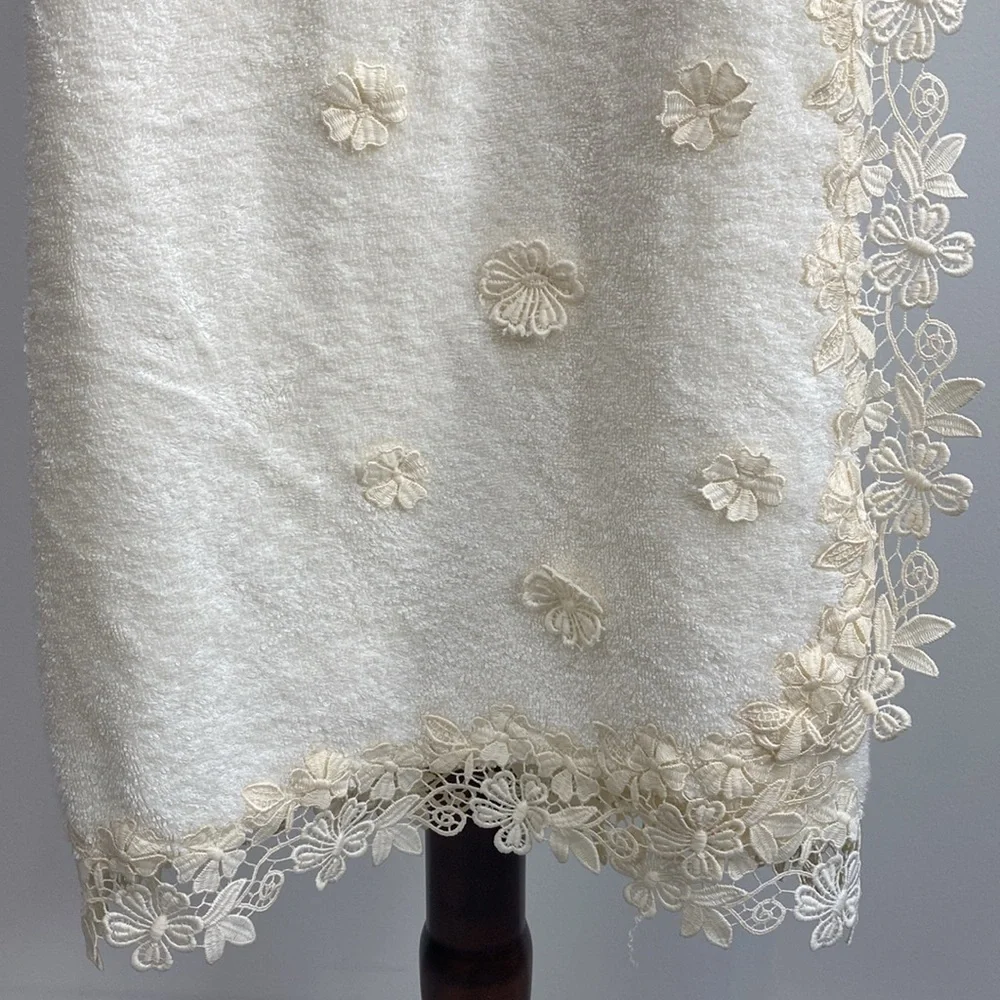 Vintage Cream Wrap Towel Floral Embroidered Flirty‎ feminine Women's S/M